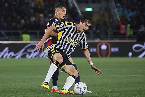 Kacper Urbanski and Fabio Miretti duels for the ball